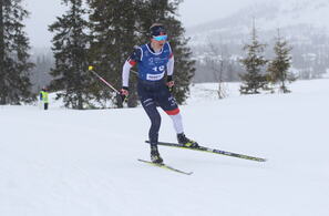 Hans Christian Tungesvik i teten ut på den siste av fire runder på ski. (Foto: Rolf Bakken)