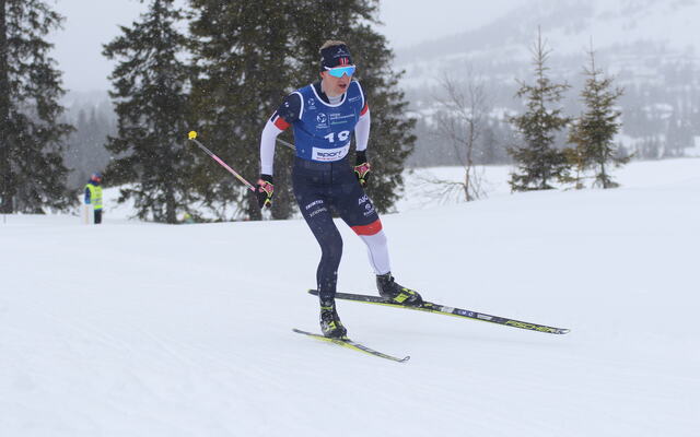 Hans Christian Tungesvik i teten ut på den siste av fire runder på ski. (Foto: Rolf Bakken)