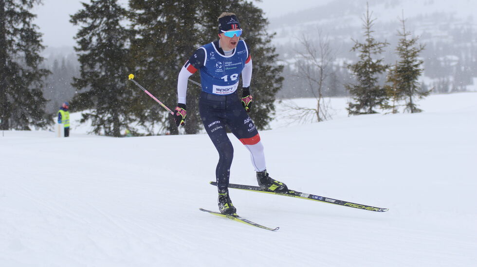 Hans Christian Tungesvik i teten ut på den siste av fire runder på ski. (Foto: Rolf Bakken)