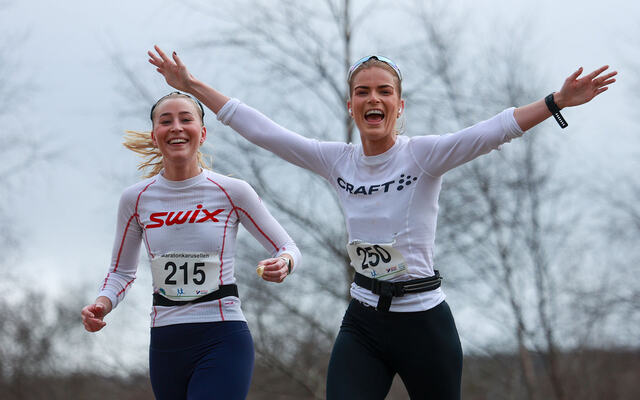 Martine Cecilie Berger og Emma Gabrielle Berg tar seg tid til å vinke til fotografen. Martine vinner helmaraton. (Alle foto: Arne Dag Myking)
