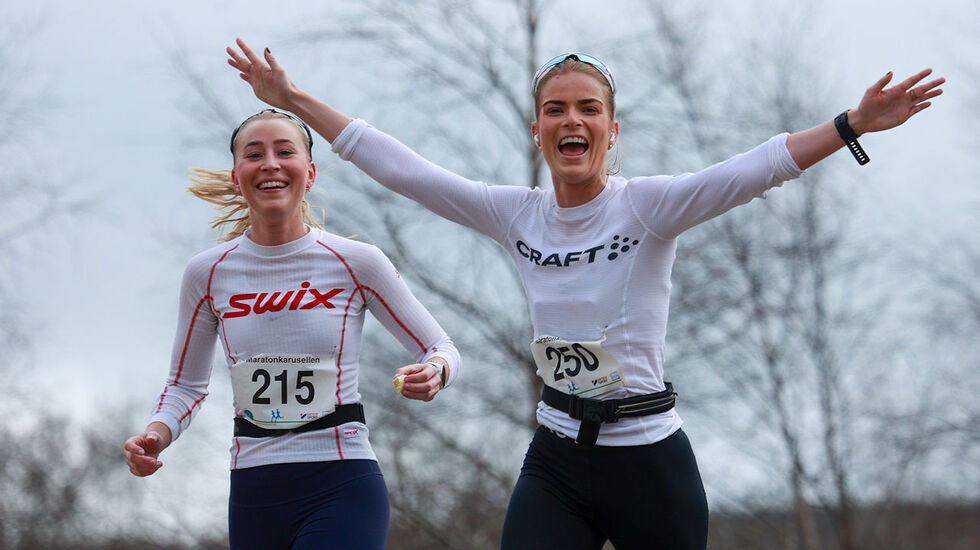 Martine Cecilie Berger og Emma Gabrielle Berg tar seg tid til å vinke til fotografen. Martine  vinner helmaraton. (Alle foto: Arne Dag Myking)