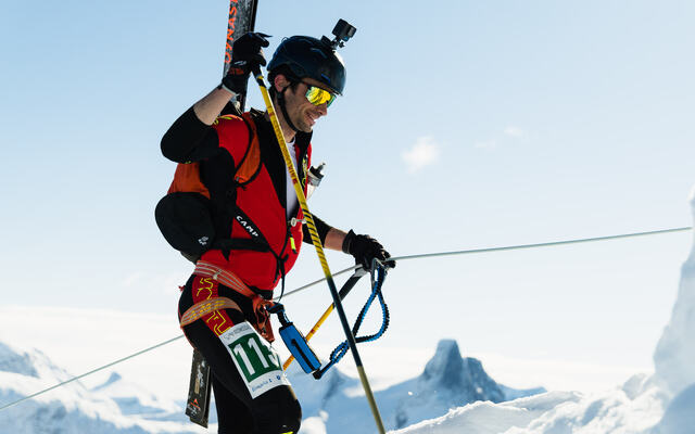 Kilian Jornet på Romsdalsstigen Via Ferrata. (Foto: Haakon Lundkvist)