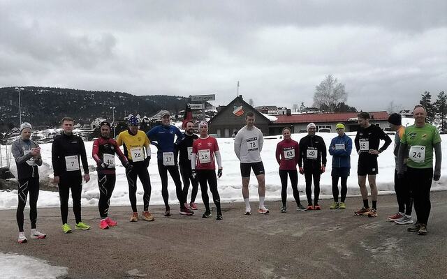 Startfeltet på 8 km i Lunde lørdag. (Foto: Rune Romnes)