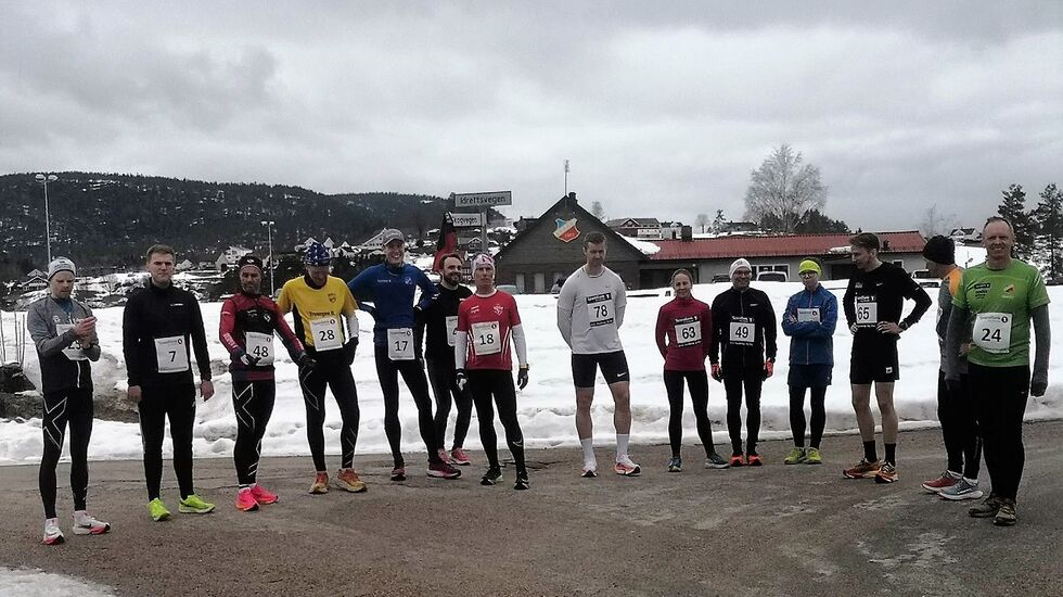 Startfeltet på 8 km i Lunde lørdag. (Foto: Rune Romnes)