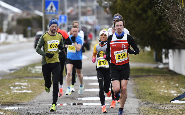 Langs veiene var det fremdeles litt rester av snøen som kom natt til løpsdagen, men selve veiene og gangstiene hadde rukket å bli bare før starten gikk for den 28. utgaven av Fredrikstadløpet. (Foto: Bjørn Johannessen)