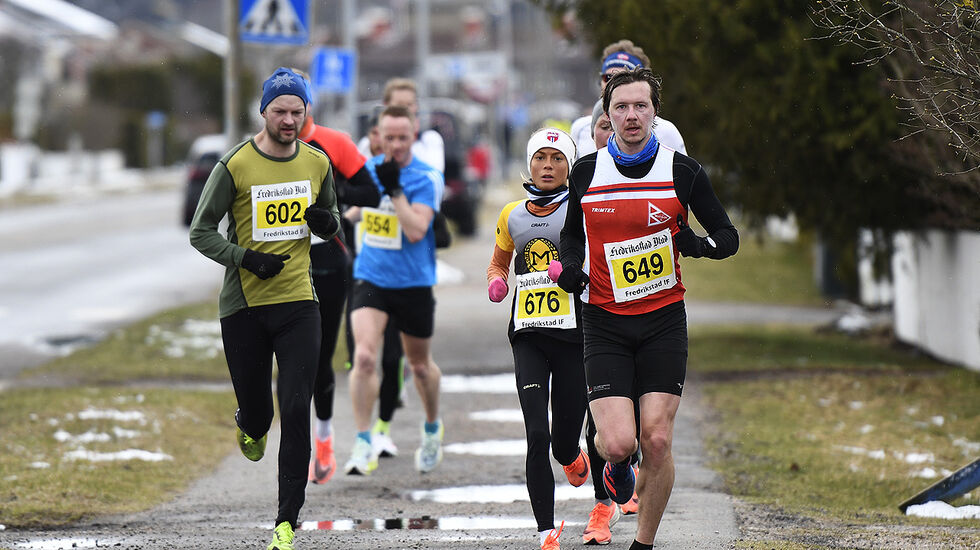 Langs veiene var det fremdeles litt rester av snøen som kom natt til løpsdagen, men selve veiene og gangstiene hadde rukket å bli bare før starten gikk for den 28. utgaven av Fredrikstadløpet. (Foto: Bjørn Johannessen)