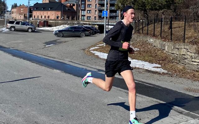 Mikkel Blikstad Thomassen på vei mot mål og seier på 5 km. (Foto: Kristine Røsland)