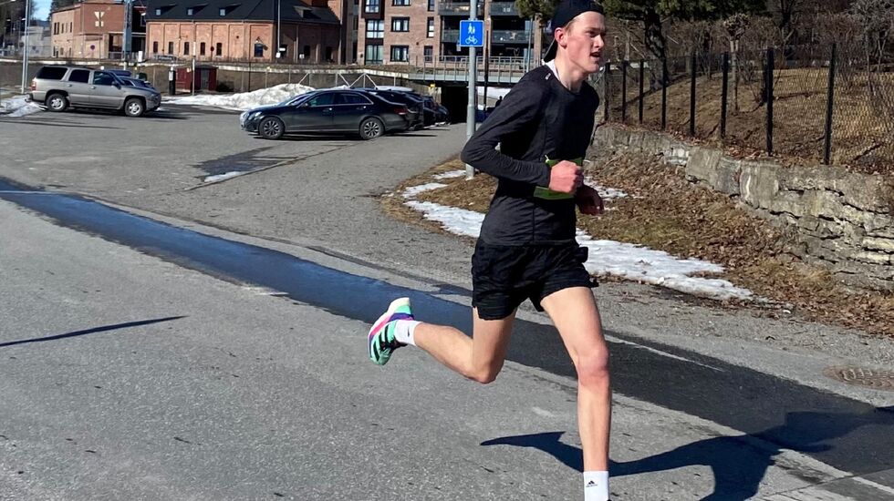Vilde Antonsen og Mikkel Blikstad Thomassen på vei mot mål og seier på 5 km. (Foto: Kristine Røsland)