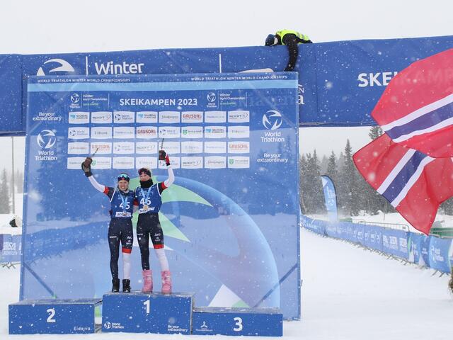 De norske flaggene vaiet ofte på Skeikampen i helga. Her for lørdagens dobbeltseier i kvinner U23 ved Victoria Nitteberg og Julie Meinicke (til venstre). (Foto: Rolf Bakken)
