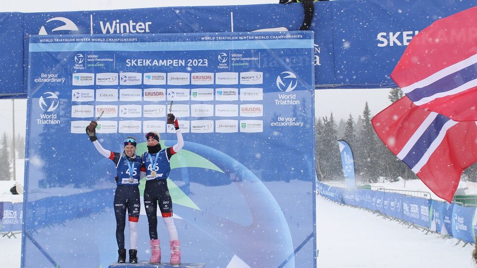 De norske flaggene vaiet ofte på Skeikampen i helga. Her for lørdagens dobbeltseier i kvinner U23 ved Victoria Nitteberg og Julie Meinicke (til venstre). (Foto: Rolf Bakken)