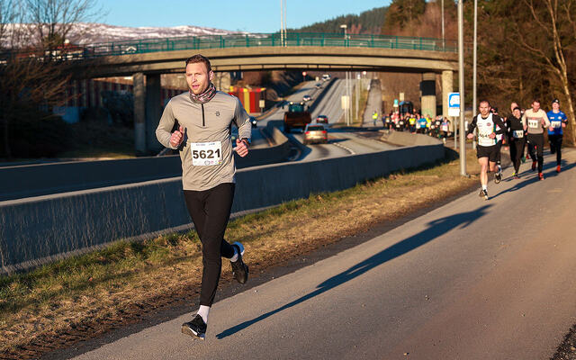 God uten ball: tidligere Brannspiller Runar Hove åpner sterkest, og ender til slutt på en andreplass på 10 km. (Alle foto: Arne Dag Myking)