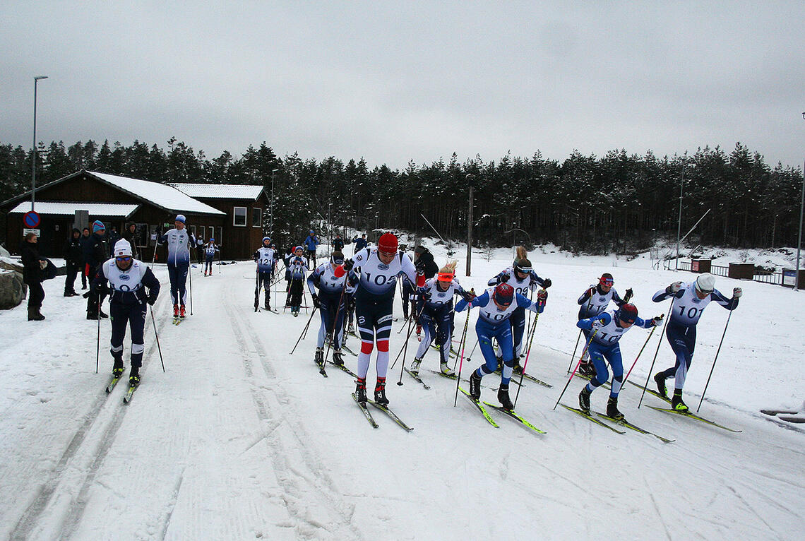 Fra fellesstarten på årets siste renn i Skikarusellen Sør. (Foto: Sverre Larsen)