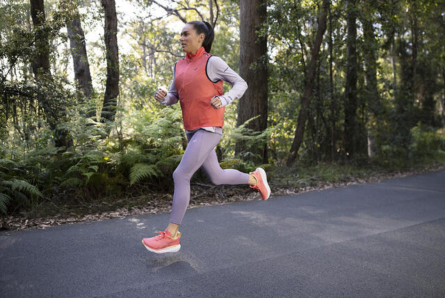 Löplabbet har testet 13 skomodeller for asfaltløping og gir deg råd om hva du bør velge når du skal ha nye løpesko. (Foto: Asics)