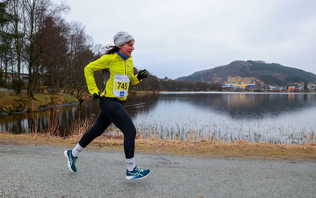 Grethe Jørgensen runder Liavatnet på sitt løp mot seier på 10 km. (Alle foto: Arne Dag Myking)