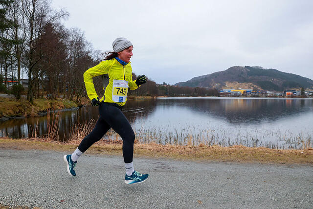 Grethe Jørgensen løper langs Liavatnet
