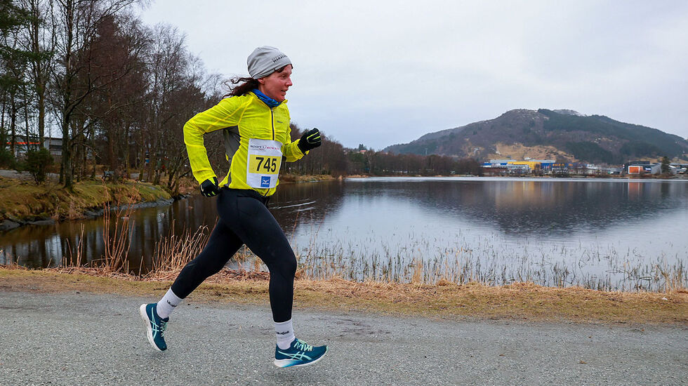 Grethe Jørgensen runder Liavatnet på sitt løp mot seier på 10 km. (Alle foto: Arne Dag Myking)