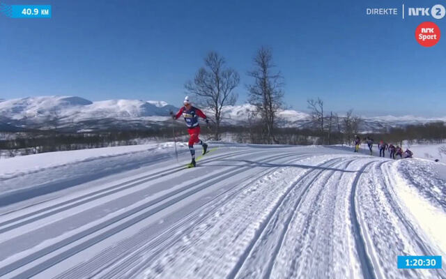 Barsk og vakker nordnorsk natur rundt Martin L. Nyenget som rykker i fra resten av feltet i Summit 2 Senja. (Foto: skjermdump fra NRKs sending)