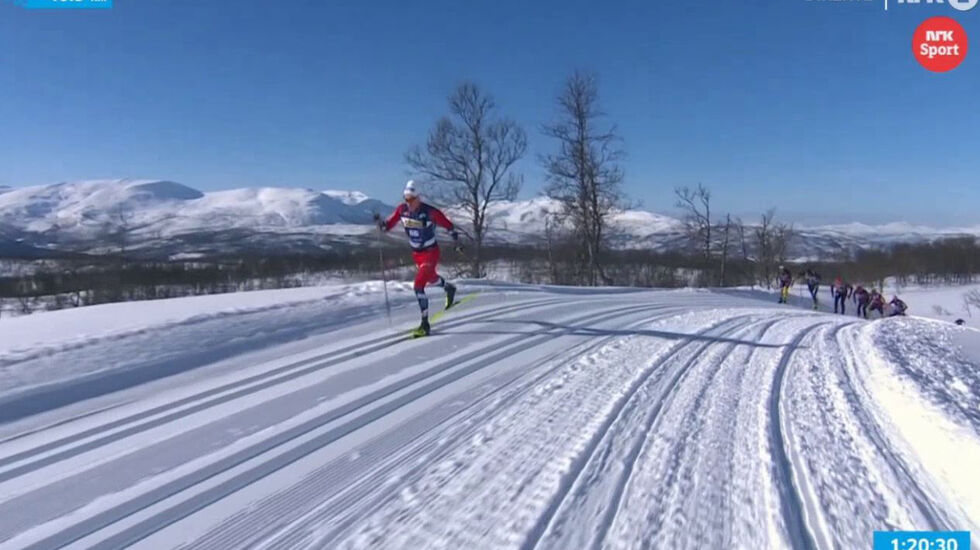 Barsk og vakker nordnorsk natur rundt Martin L. Nyenget som rykker i fra resten av feltet i Summit 2 Senja. (Foto: skjermdump fra NRKs sending)