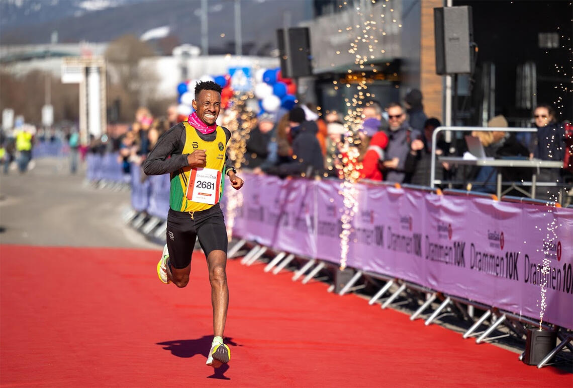 Senay Fissehatsion ble dagens mann i Drammen med andreplass på både 10 og 5 km – på sterke 28.20 og 13.59. (Foto: Samuel Hafsahl)