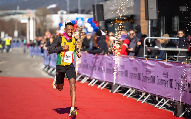Senay Fissehatsion ble dagens mann i Drammen med andreplass på både 10 og 5 km – på sterke 28.20 og 13.59. (Foto: Samuel Hafsahl)