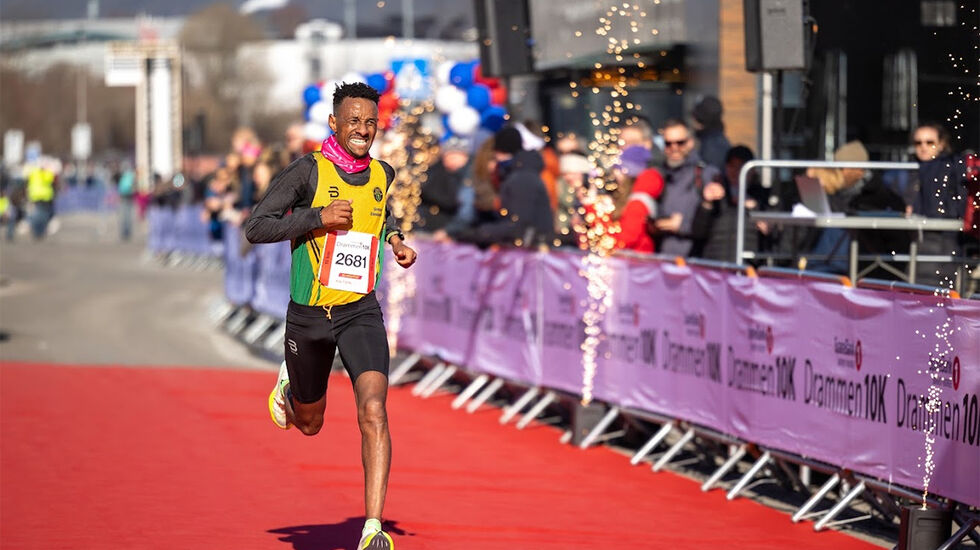 Senay Fissehatsion ble dagens mann i Drammen med andreplass på både 10 og 5 km – på sterke 28.20 og 13.59. (Foto: Samuel Hafsahl) 