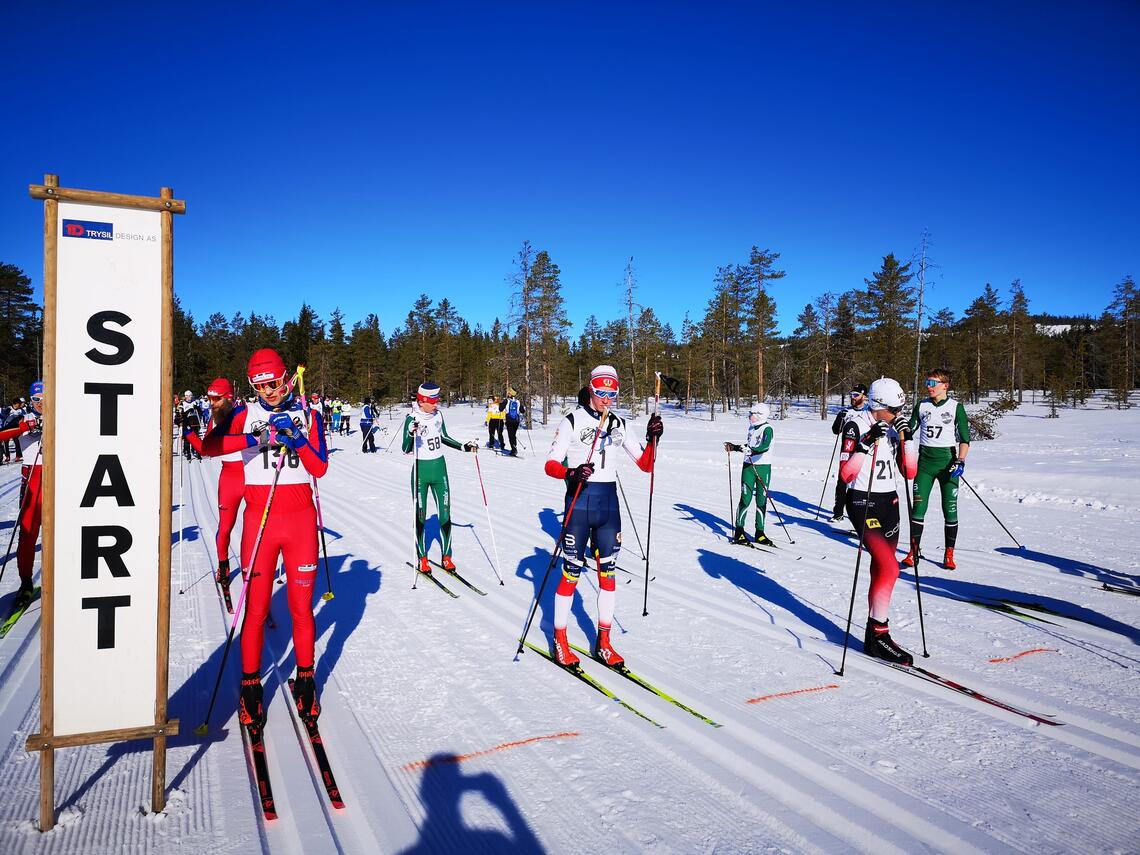 Fra starten ved Munksjøen med totalvinneren Philip Georg Johansen også med startnummer 1 midt i bildet. (Foto: Rolf Bakken)