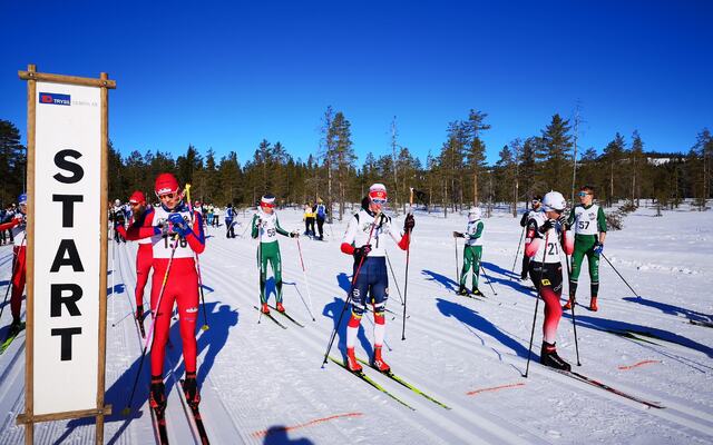 Fra starten ved Munksjøen med totalvinneren Philip Georg Johansen også med startnummer 1 midt i bildet. (Foto: Rolf Bakken)