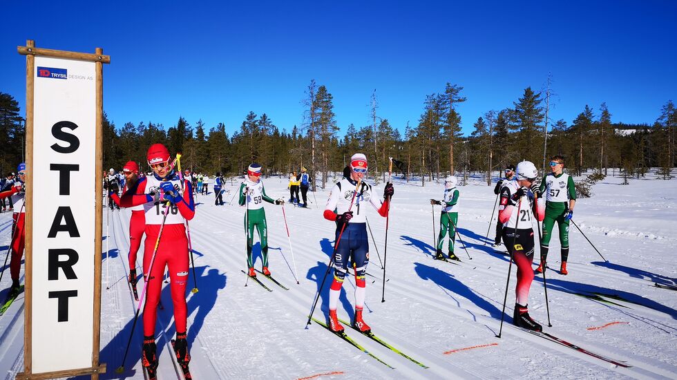 Fra starten ved Munksjøen med totalvinneren Philip Georg Johansen også med startnummer 1 midt i bildet. (Foto: Rolf Bakken)