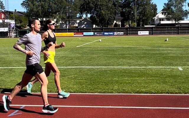En av de to initiativtagerne, Magnus Thorud, prøveløper runden på Sofiemyr Stadion i godt selskap med 24-timersspesialist Ranveig Hansen. (Arrangørfoto)