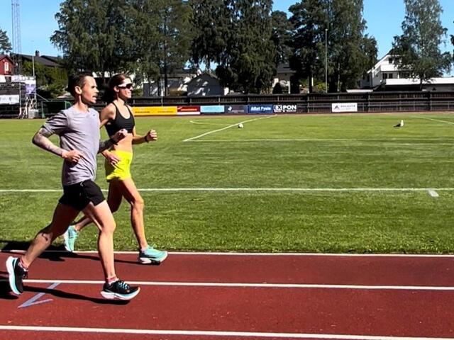 En av de to initiativtagerne, Magnus Thorud, prøveløper runden på Sofiemyr Stadion i godt selskap med 24-timersspesialist Ranveig Hansen. (Arrangørfoto)