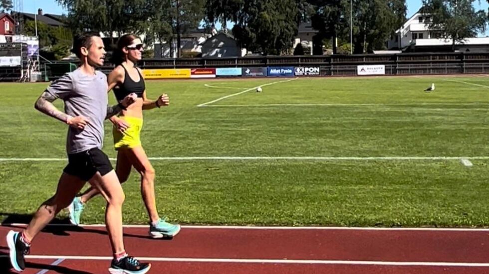 En av de to initiativtagerne, Magnus Thorud, prøveløper runden på Sofiemyr Stadion i godt selskap med 24-timersspesialist Ranveig Hansen. (Arrangørfoto)