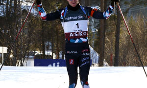 Johannes Thingnes Bø i mål med norsk og samisk flagg i hendene