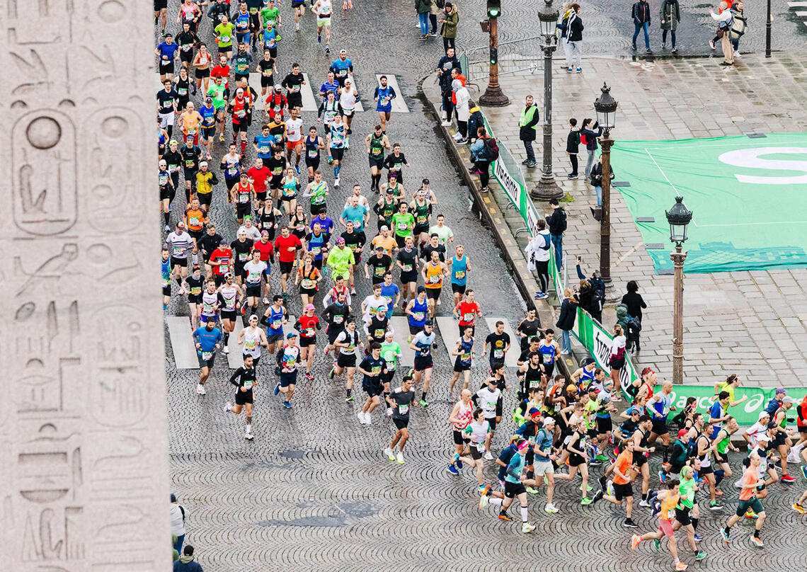 Hele 51 100 sprang sist søndag maraton gjennom Paris' gater. (Foto: arrangøren) 