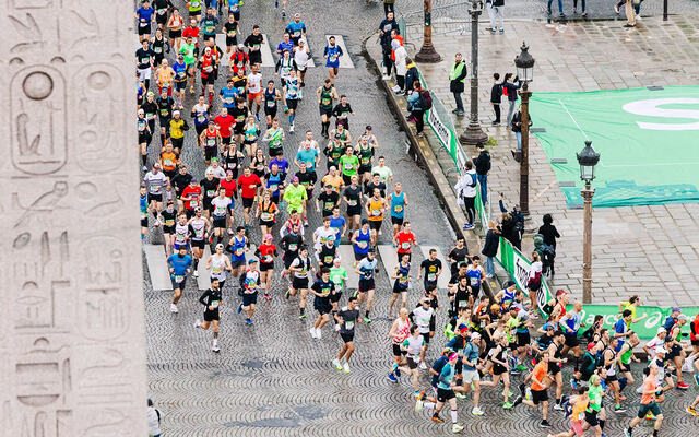 Hele 51 100 sprang sist søndag maraton gjennom Paris' gater. (Foto: arrangøren)