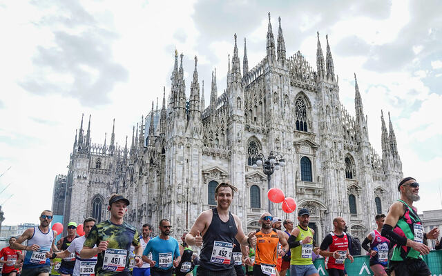 Løypa i Milano Marathon byr på flere severdigheter, og her passeres katedralen Duomo di Milano som ble påbegynt helt tilbake i 1386. (Foto: arrangøren)