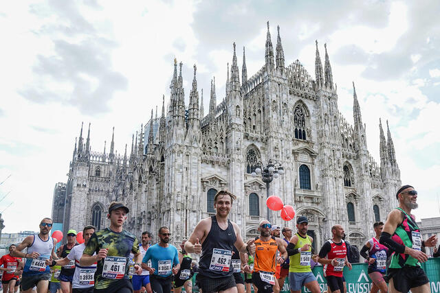 Løypa i Milano Marathon byr på flere severdigheter, og her passeres katedralen Duomo di Milano som ble påbegynt helt tilbake i 1386. (Foto: arrangøren) Løypa i Milano Marathon byr på flere severdigheter, og her passeres katedralen Duomo di Milano som ble påbegynt helt tilbake i 1386. (Foto: arrangøren)