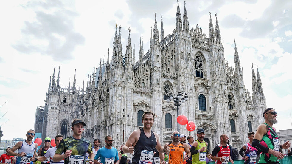 Løypa i Milano Marathon byr på flere severdigheter, og her passeres katedralen Duomo di Milano som ble påbegynt helt tilbake i 1386. (Foto: arrangøren) 