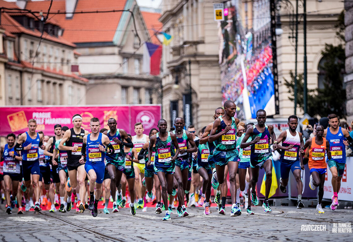 Praha Halvmaraton er blitt et populært løp for både eliteløpere og mosjonister. (Foto: RunCzech)