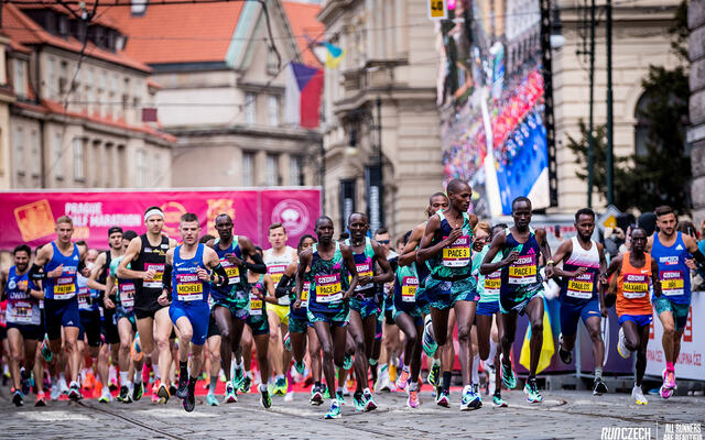 Praha Halvmaraton er blitt et populært løp for både eliteløpere og mosjonister. (Foto: RunCzech)