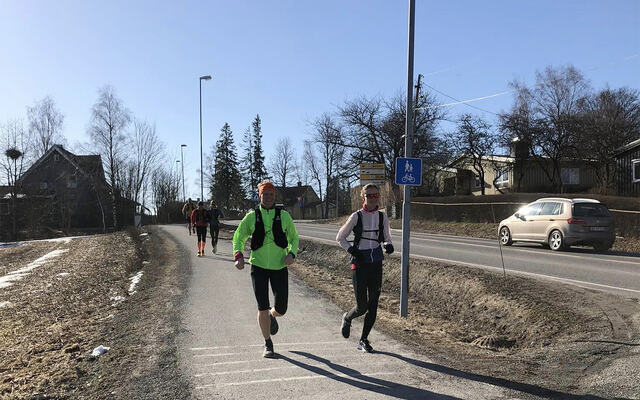 Til tross for sol fra klar himmel var det et kjølig drag i lufta, og mange valgte å løpe godt påkledd. (Foto: Erlend B Jenssen)