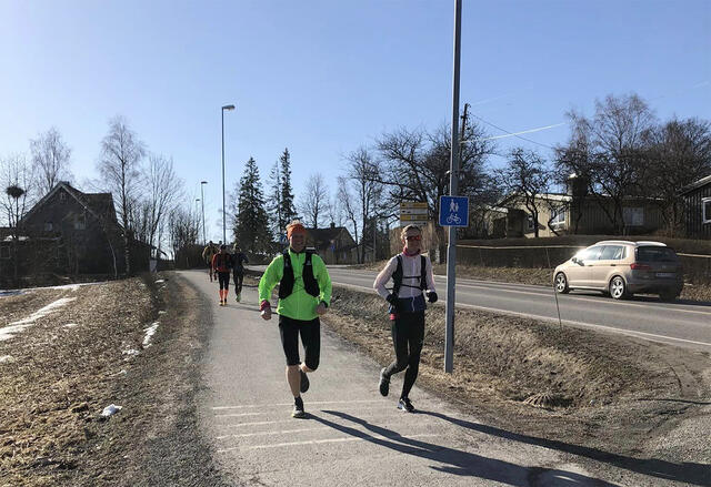 Til tross for sol fra klar himmel var det et kjølig drag i lufta, og mange valgte å løpe godt påkledd. (Foto: Erlend B Jenssen)