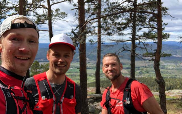 Tre spreke karer etter 2000 høydemeter i Skogvokterløypa. I midten ser vi løpsleder for NM 2024, Tobias Dahl Fenre. (Arrangørfoto)