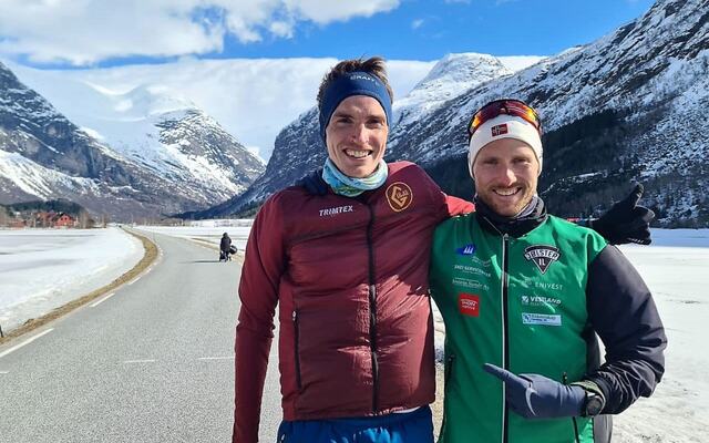 Eivind Øygard peker på dagens mann, Marius Vedvik, i Stardalen skjærtorsdag. (Foto: Åge Årdal)