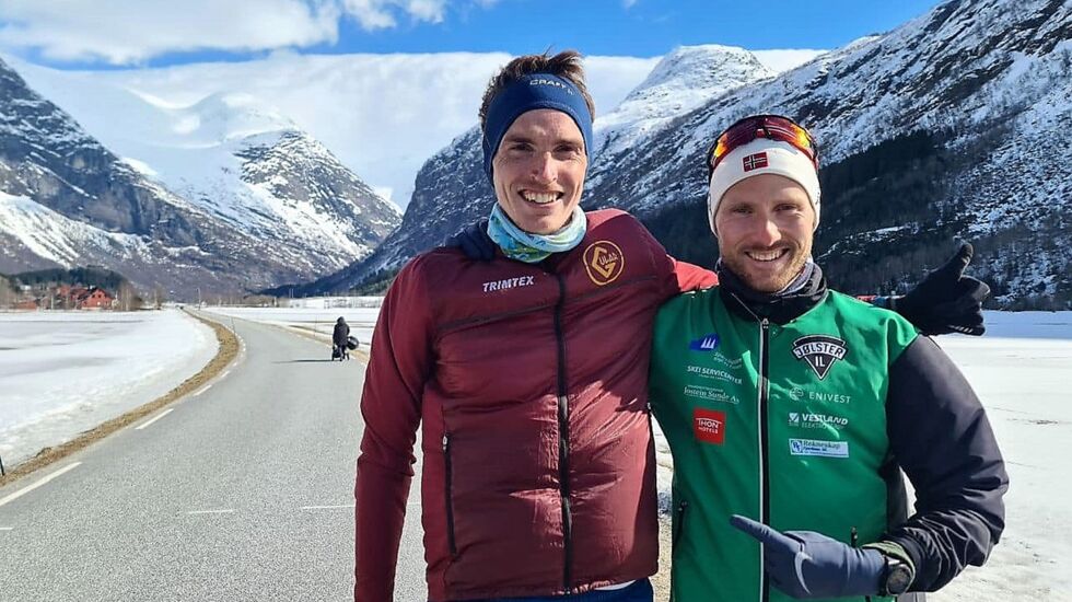 Eivind Øygard peker på dagens mann, Marius Vedvik, i Stardalen skjærtorsdag. (Foto: Åge Årdal)