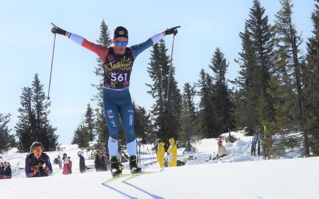 Britiske Gabriel Gledhill flyr høyt i en av fire pumptracks i Janteloppet på Pellestova påskeaften. (Foto: Stein Arne Negård)