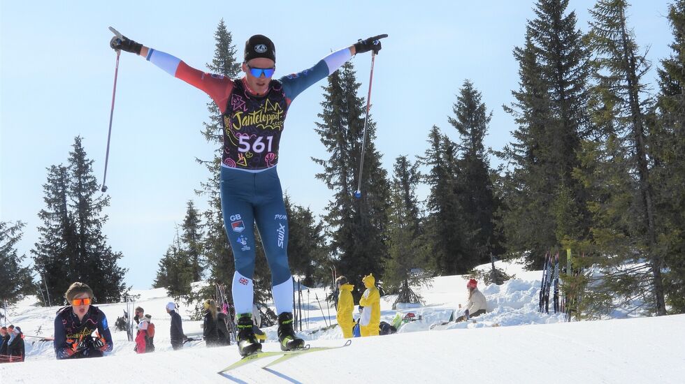 Britiske Gabriel Gledhill flyr høyt i en av fire pumptracks i Janteloppet på Pellestova påskeaften. (Foto: Stein Arne Negård)