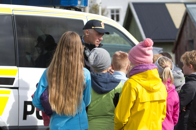 Politimann snakker med barn