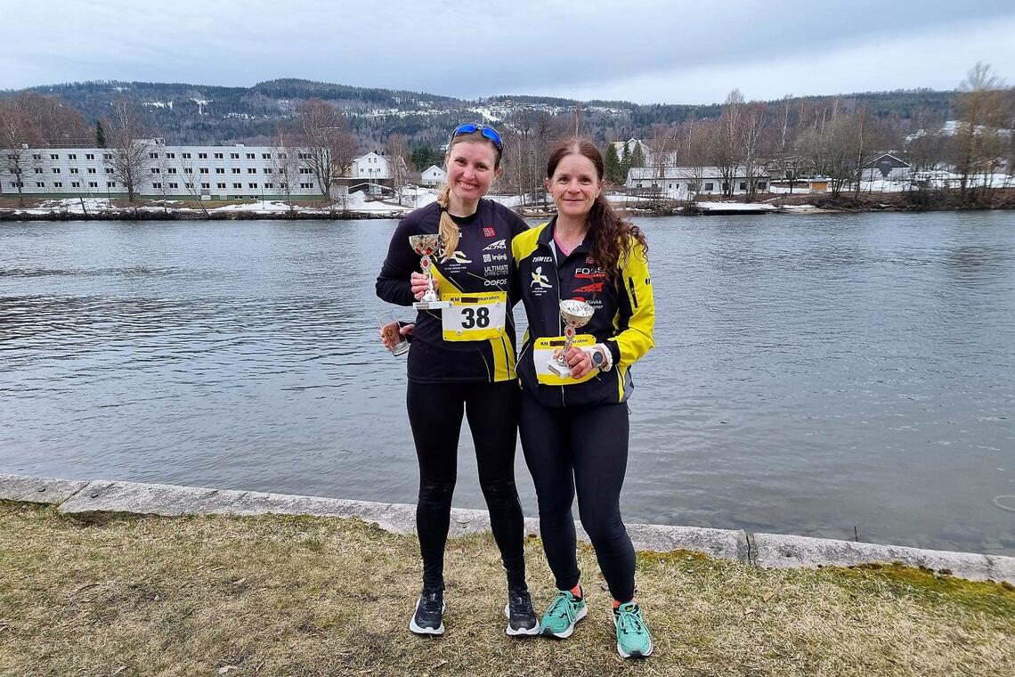 Isabel Aarnes (til v.) og Vibeke Bergsletten, begge Romerike Ultraløperklubb, godt fornøyd med henholdsvis seier og pers på maraton i Drammen. (Foto: Privat)
