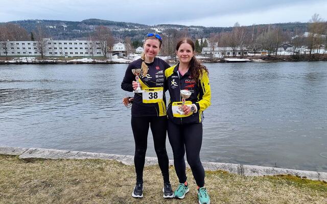 Isabel Aarnes (til v.) og Vibeke Bergsletten, begge Romerike Ultraløperklubb, godt fornøyd med henholdsvis seier og pers på maraton i Drammen. (Foto: Privat)