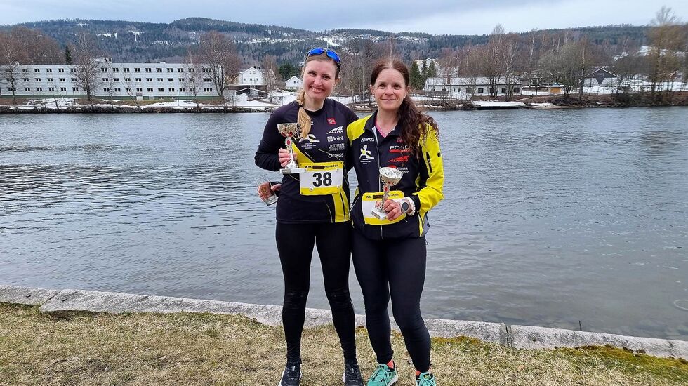 Isabel Aarnes (til v.) og Vibeke Bergsletten, begge Romerike Ultraløperklubb, godt fornøyd med henholdsvis seier og pers på maraton i Drammen. (Foto: Privat)